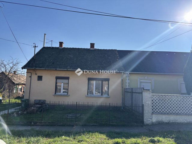 Eladó ikerház, Tatabányán, Móricz Zsigmond utcában 19.9 M Ft