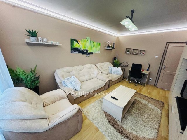 Eladó panellakás, Debrecenben 84.9 M Ft, 3+1 szobás