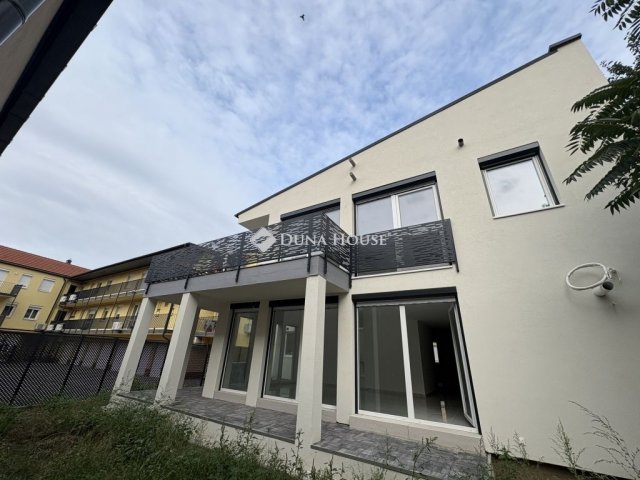 Eladó téglalakás, Pápán 89.5 M Ft, 4 szobás