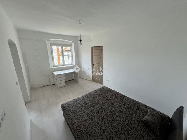 Eladó családi ház, Pécsett 69.99 M Ft, 4 szobás