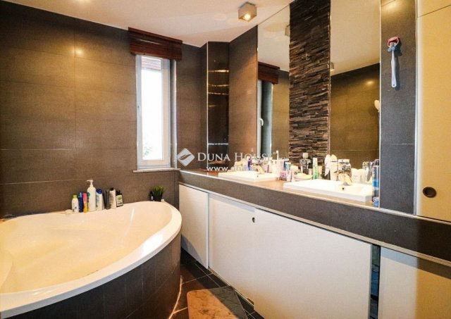 Eladó családi ház, Mogyoródon 158 M Ft, 5 szobás