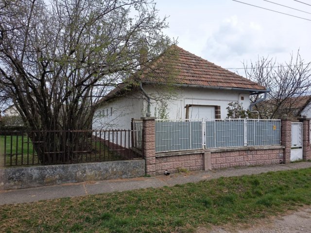 Eladó családi ház, Mezőkövesden 15 M Ft, 2 szobás
