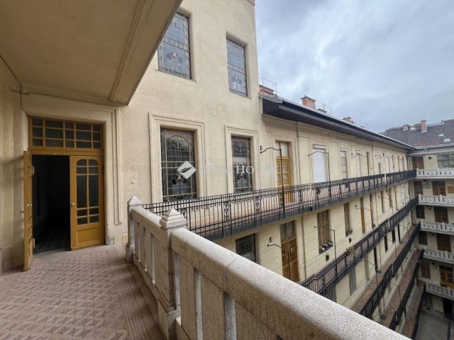 Eladó téglalakás, Budapesten, VI. kerületben 161.02 M Ft