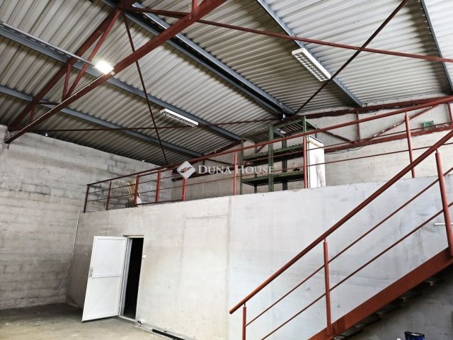 Kiadó ipari ingatlan, Pécsett 175 E Ft / hó