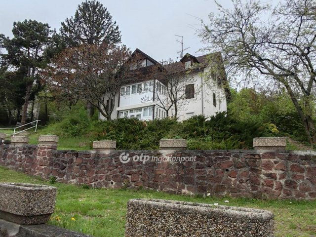 Eladó nyaraló, Balatonalmádiban 256.6 M Ft, 10 szobás