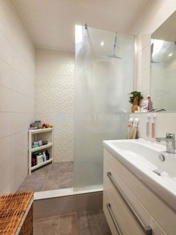 Eladó panellakás, Pécsett 59.9 M Ft, 4 szobás