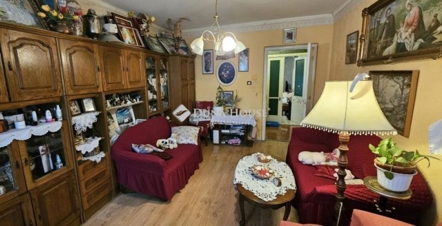 Eladó panellakás, Pécsett 44.99 M Ft, 2+1 szobás