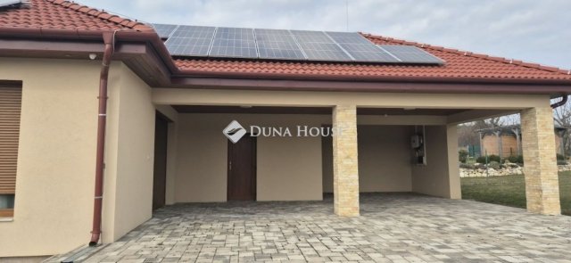 Eladó családi ház, Márkón 146 M Ft, 4 szobás