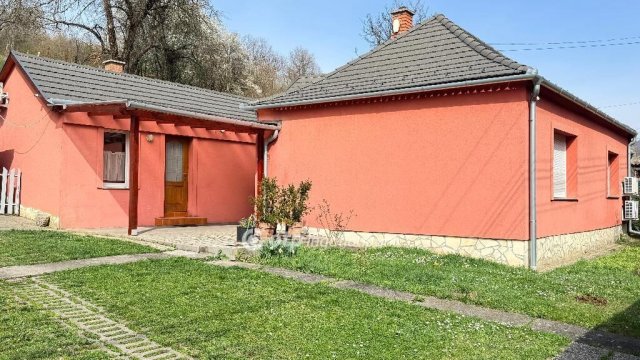 Eladó családi ház, Pécsett 91 M Ft, 3 szobás