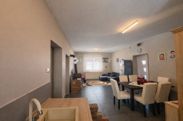 Eladó családi ház, Úrin 54.9 M Ft, 3 szobás