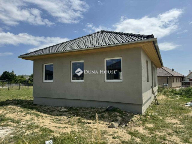 Eladó családi ház, Veszprémben 76.99 M Ft, 5 szobás