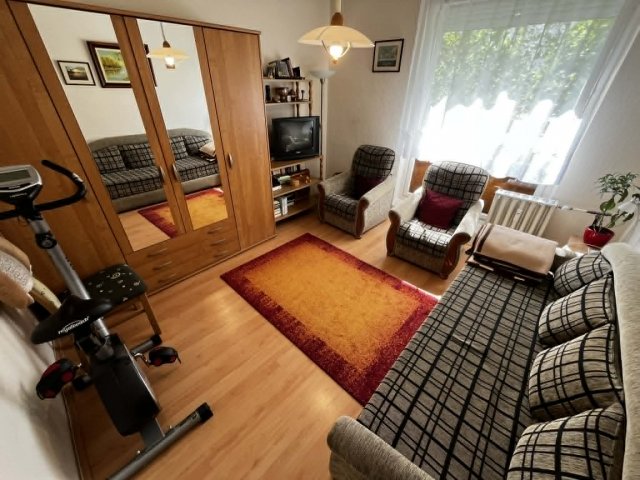 Eladó panellakás, Pécsett 53.99 M Ft, 3 szobás