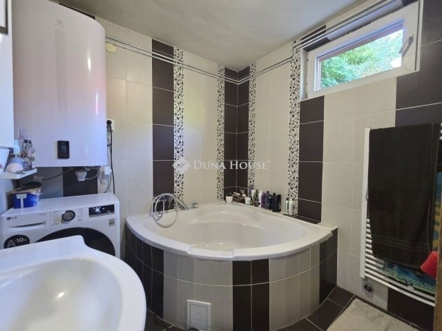 Eladó családi ház, Pécelen 68.5 M Ft, 3 szobás