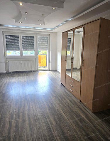 Kiadó téglalakás, albérlet, Komáromban 200 E Ft / hó, 2 szobás