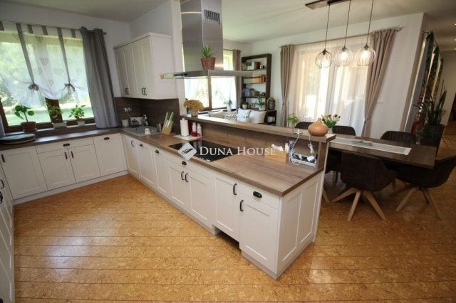 Eladó családi ház, Kecskeméten 219 M Ft, 4 szobás