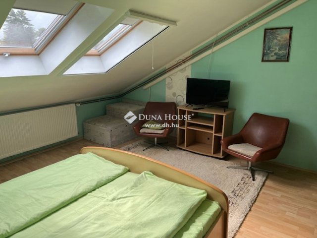 Eladó családi ház, Balatonfenyvesen 224 M Ft, 9 szobás