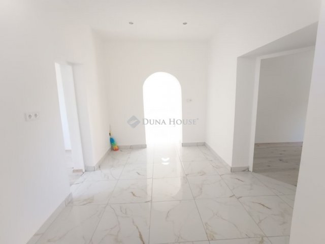 Eladó családi ház, Újszászon 19.9 M Ft, 4 szobás