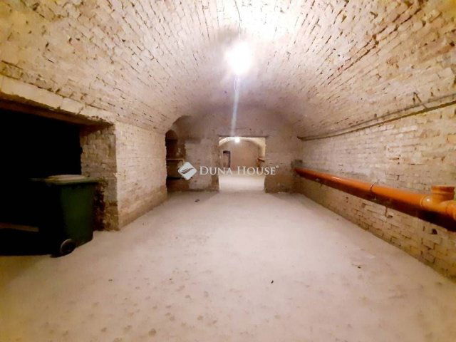 Eladó üzlethelyiség, Budapesten, VI. kerületben 120 M Ft