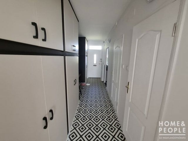 Eladó téglalakás, Szegeden 52.5 M Ft, 1 szobás