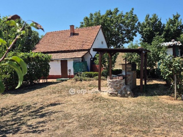 Eladó családi ház, Pécsett 26 M Ft, 2 szobás