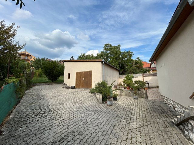 Eladó családi ház, Pécsett 139.9 M Ft, 7 szobás