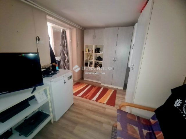 Eladó családi ház, Pécsett 63 M Ft, 4 szobás