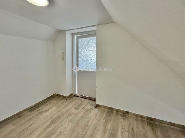 Eladó családi ház, Pakson 59.9 M Ft, 6 szobás