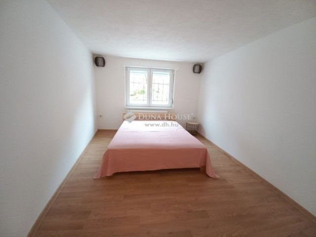 Eladó téglalakás, Pécsett 39.9 M Ft, 2 szobás