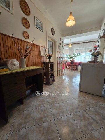 Eladó családi ház, Pápán 52 M Ft, 5+1 szobás