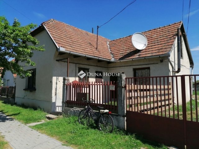 Eladó családi ház, Vértesbogláron 49.8 M Ft, 4 szobás