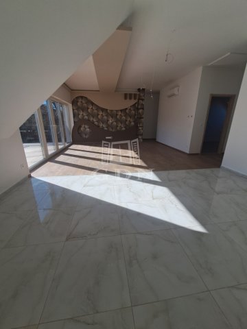 Eladó téglalakás, Balatonakarattyán 140 M Ft, 4 szobás