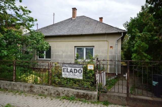 Eladó családi ház, Százhalombattán 78 M Ft, 2 szobás