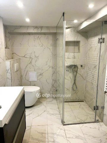 Eladó téglalakás, Budapesten, VI. kerületben 85.9 M Ft, 2 szobás