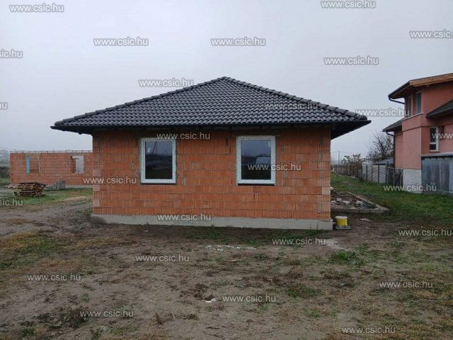 Eladó családi ház, Kiskunlacházán 79.5 M Ft, 5 szobás