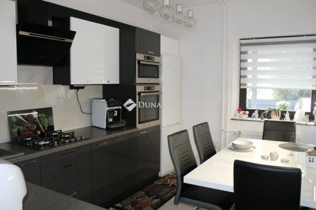 Eladó családi ház, Gyöngyösön 166 M Ft, 9 szobás