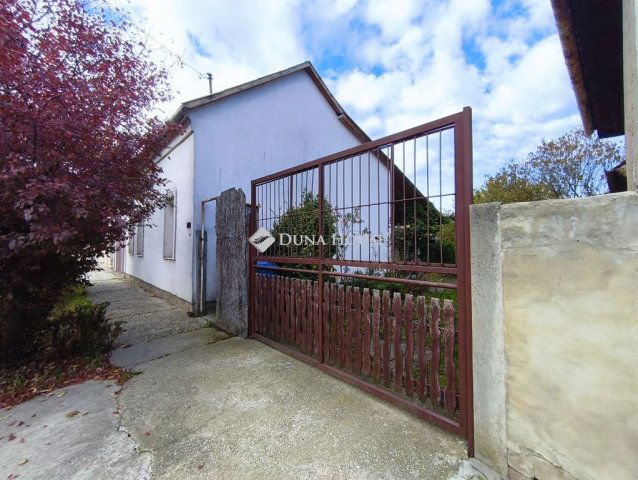 Eladó családi ház, Dombóváron 16.5 M Ft, 3 szobás