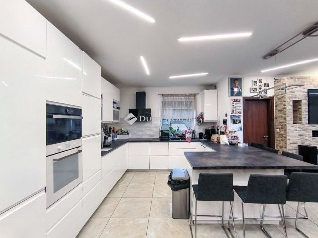 Eladó családi ház, Kiskunlacházán 398.9 M Ft, 9 szobás