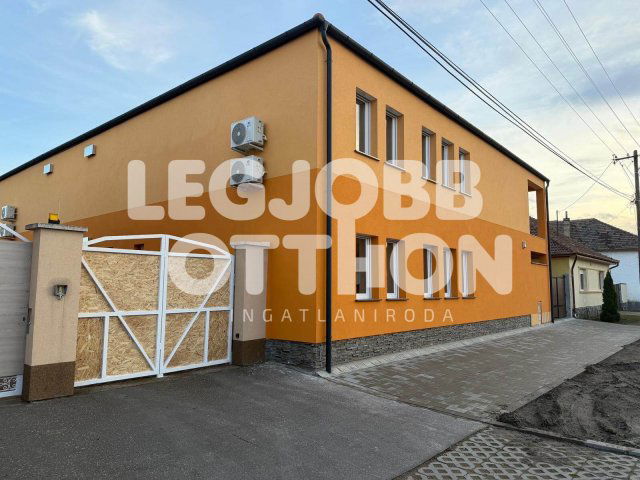 Eladó téglalakás, Cegléden 119.2 M Ft, 3 szobás