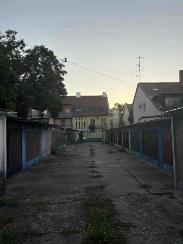 Eladó garázs, Szegeden, Bihari utcában 9.9 M Ft