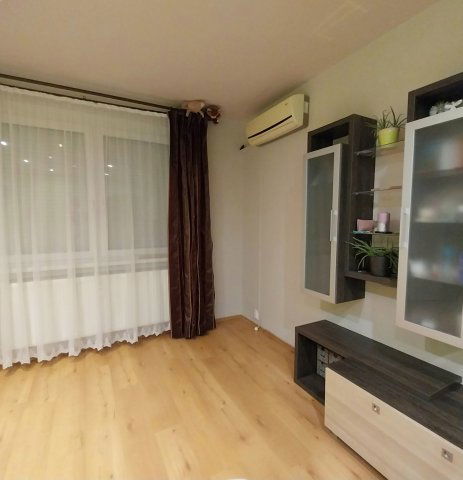 Eladó panellakás, Szolnokon 41.5 M Ft, 2+1 szobás