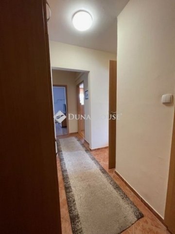 Eladó panellakás, Pécsett 58.7 M Ft, 3 szobás