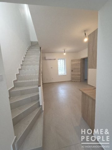 Eladó téglalakás, Szegeden 153 M Ft, 6 szobás