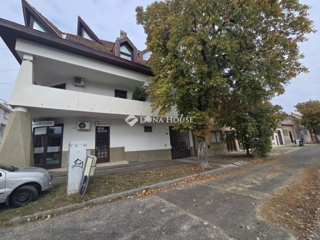 Eladó téglalakás, Pécsett 68.9 M Ft, 4 szobás