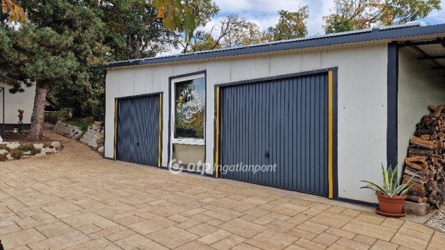 Eladó családi ház, Pécsett 122 M Ft, 2 szobás