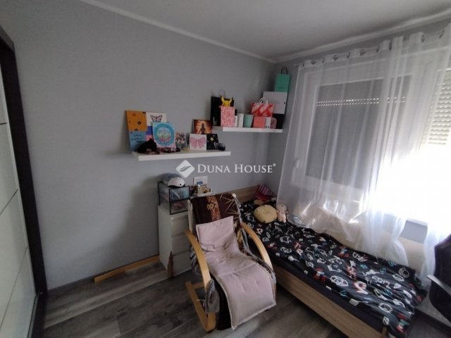 Eladó panellakás, Tatabányán 42.99 M Ft, 3 szobás