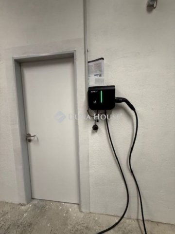 Eladó téglalakás, Pécsett 175 M Ft, 4 szobás