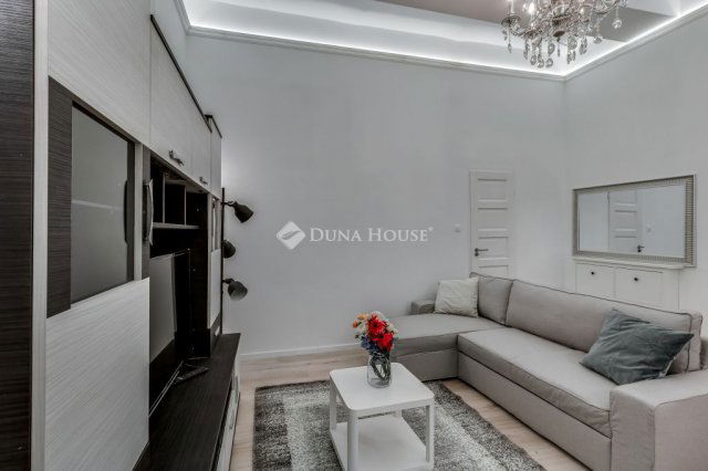 Eladó téglalakás, Budapesten, V. kerületben, Belgrád rakparton