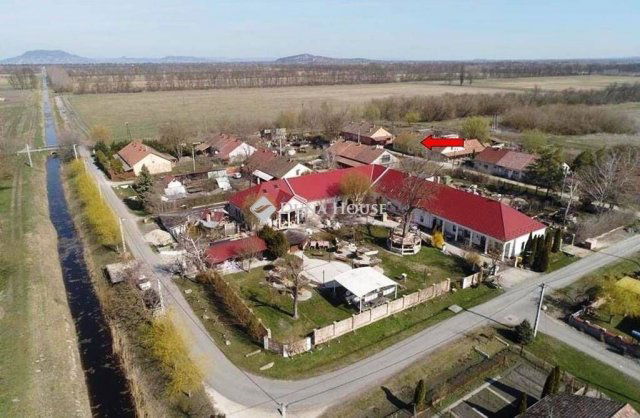 Eladó nyaraló, Balatonfenyvesen 37 M Ft, 4 szobás