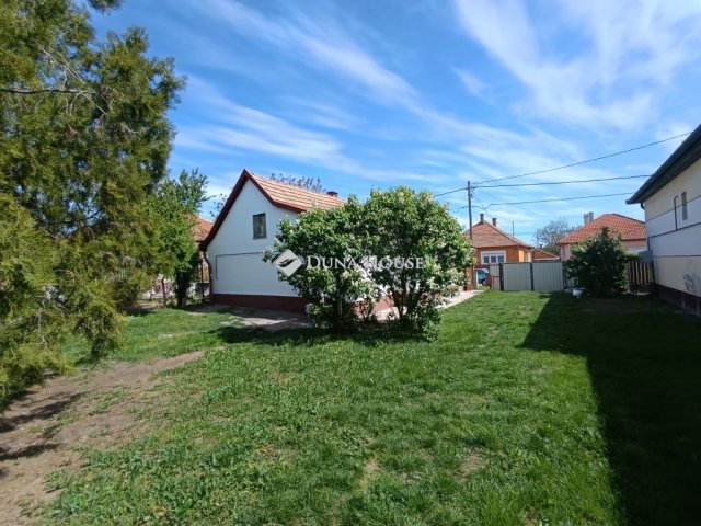 Eladó családi ház, Újszászon 18.5 M Ft, 3 szobás