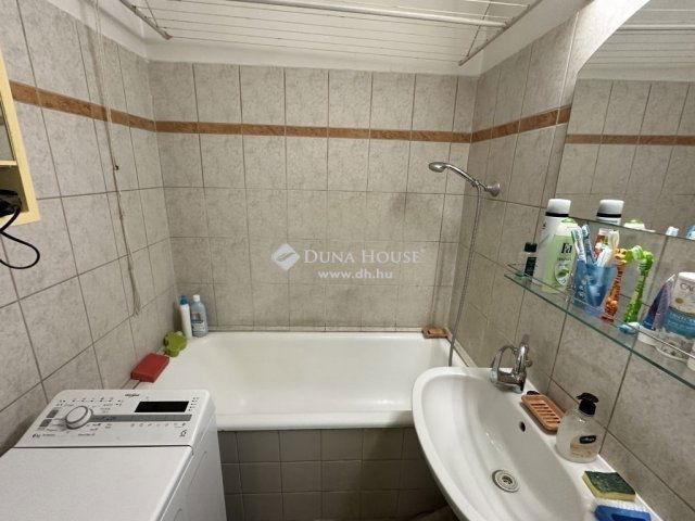 Eladó panellakás, Pécsett 39.9 M Ft, 3 szobás